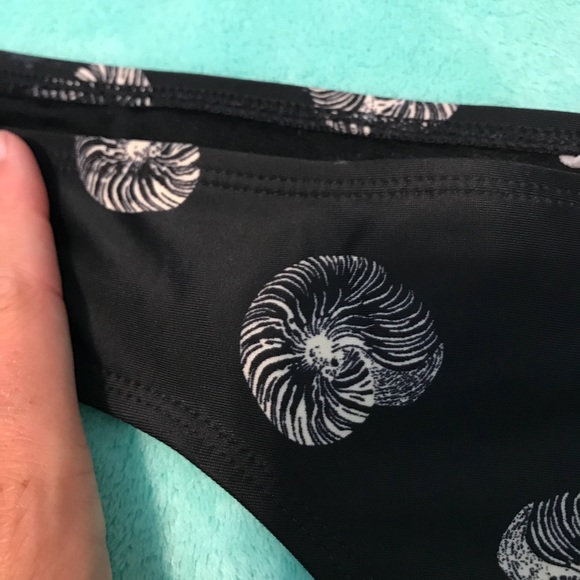 Cheeky black cowrie shell Roxy bikini - Picture 3 of 7